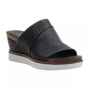 Off the beaten trail earthshine black leather patterned sandals 9.5